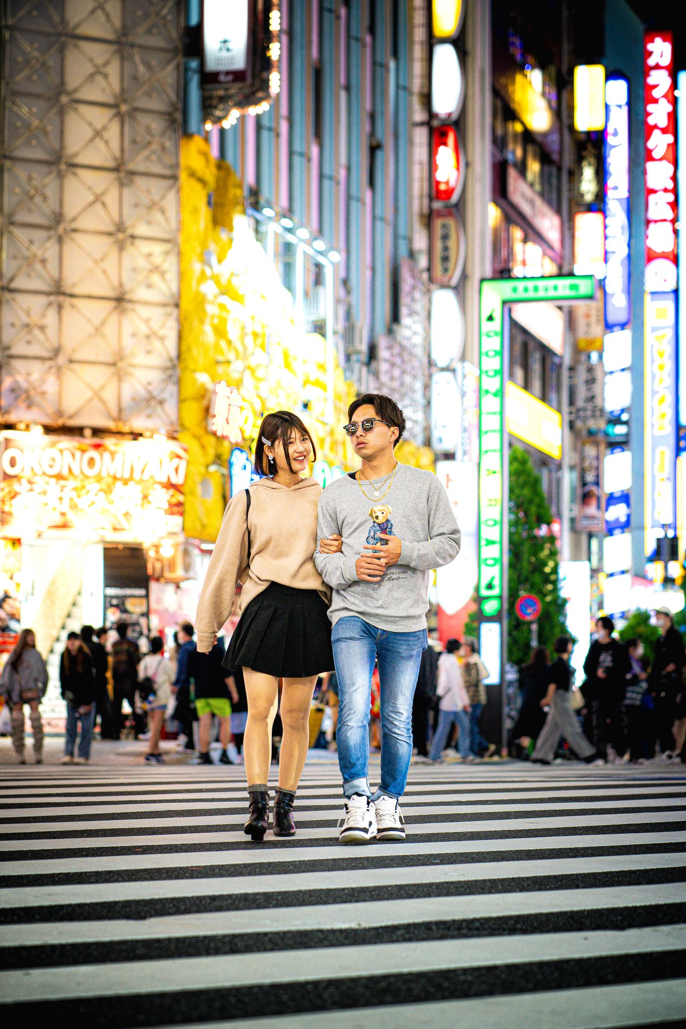 東京の夜を歩くファッションスタイル